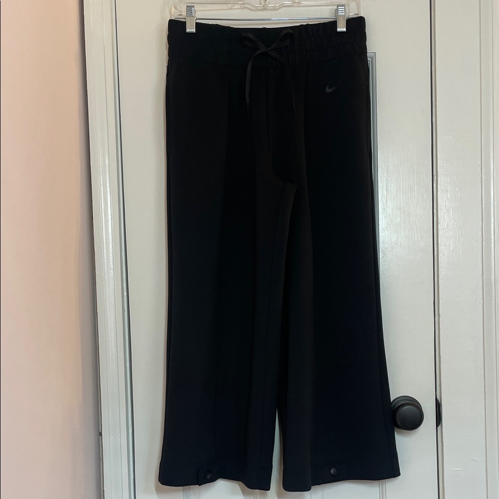Nike, Cropped Gaucho Pants w/adjustable snap at ankle, Black, Size Medium